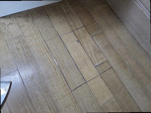 장안구 누수탐지 거실 천장에 번진 누수 흔적과 들뜬 도배 상태