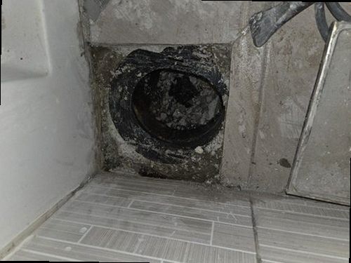 양평 누수탐지 천장 물자국과 벽면 백화 현상을 확인하는 모습