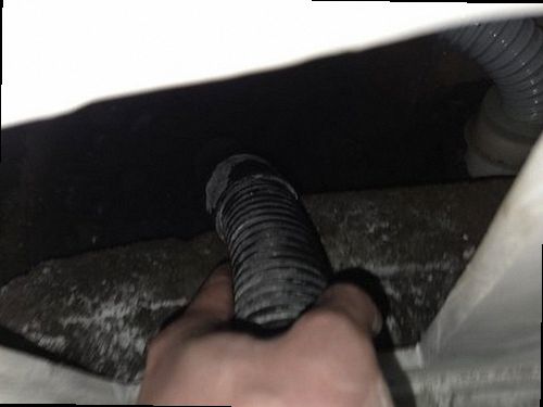 양평 누수탐지 싱크대 하부 배관과 벽면 누수 흔적을 확인하는 모습