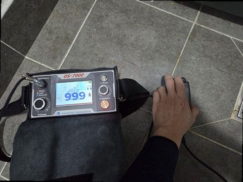 양평 누수탐지 거실 천장 물자국과 벽면 습기를 확인하는 현장 점검 모습