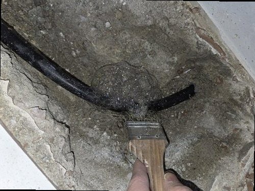 기흥구 누수탐지 벽면 얼룩과 천장 누수 피해를 확인하는 모습