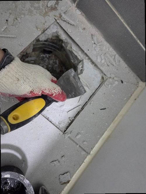 아산시 누수탐지 천장과 벽면의 누수 흔적 및 습기 상태를 확인하는 모습