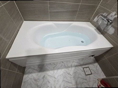 아산시 누수탐지 누수 위치를 확인하기 위해 배관 경로와 청음 지점을 점검하는 모습