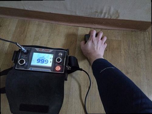 아산시 누수탐지 배관 누수와 방수 문제를 비교하는 실내 점검 모습