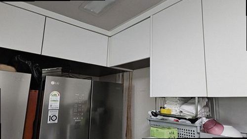 서대문구 누수탐지 싱크대 하부장과 벽면의 누수 흔적을 확인하는 현장