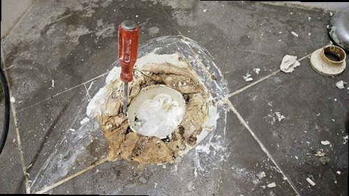 광주 누수탐지 욕실 바닥 배수구와 천장 누수 흔적을 비교하는 현장 점검