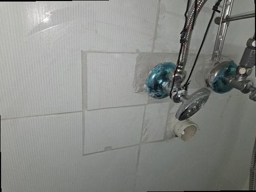 이천 누수탐지 세면대 하부 배관과 연결 부속을 점검하는 현장