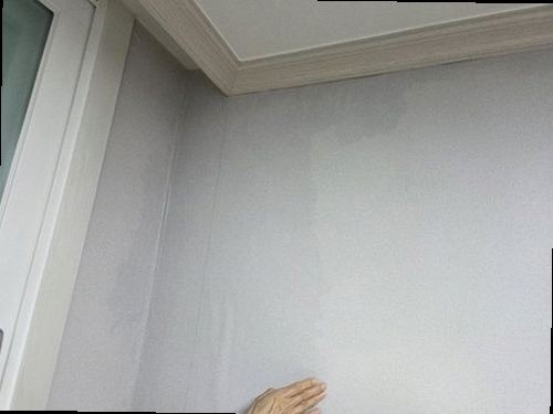 송파구 누수탐지 안방 벽면과 바닥의 누수 흔적을 확인하는 모습