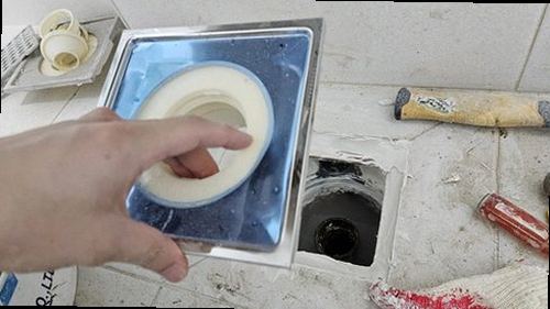 송파구 누수탐지 아랫집 천장에 나타난 누수 흔적과 욕실 주변 점검 모습