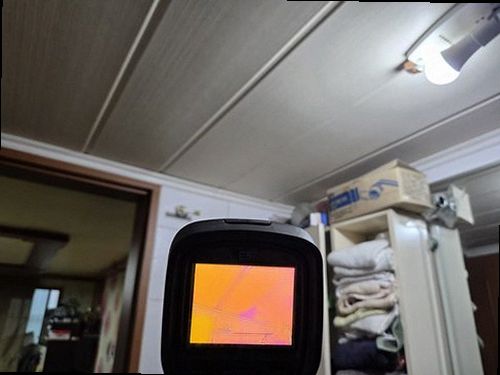 평택 누수탐지 배관 압력 게이지를 확인하는 정밀 검사 장면