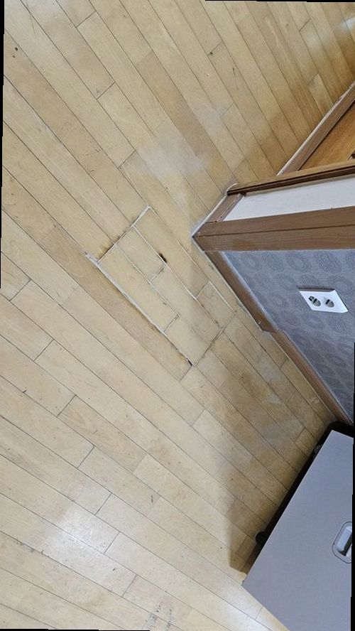 평택 누수탐지 거실 벽면의 변색과 누수 흔적을 확인하는 모습
