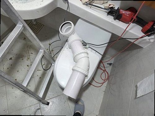 평택 누수탐지 가스탐지기와 청음탐지기를 사용해 누수 위치를 좁히는 모습