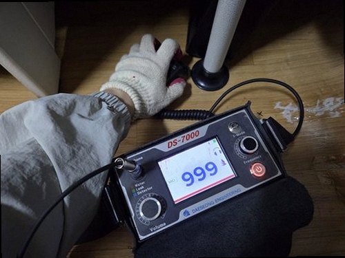 미추홀구 누수탐지 거실 천장 물자국과 벽지 들뜸을 확인하는 현장