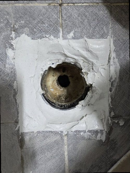 여주 누수탐지 수도계량기 별침과 실내 누수 흔적을 확인하는 모습