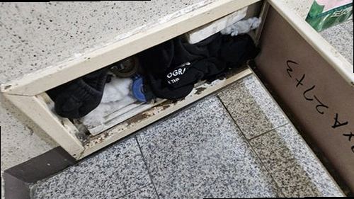 서울 강서구 누수탐지 수도계량기 별침과 배관 압력 게이지를 점검하는 모습
