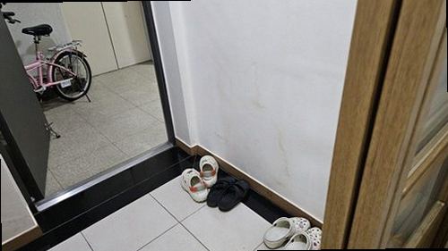 서울 강서구 누수탐지 천장 물자국과 누수 점검 위치를 확인하는 모습