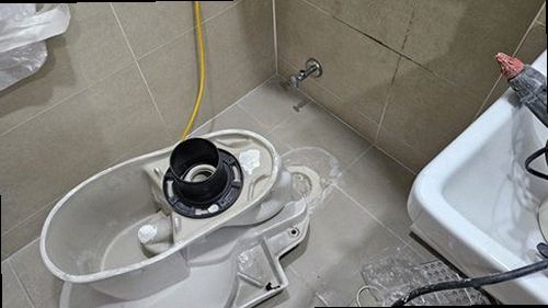 은평구 누수탐지 천장 물자국과 벽지 들뜸을 확인하는 모습