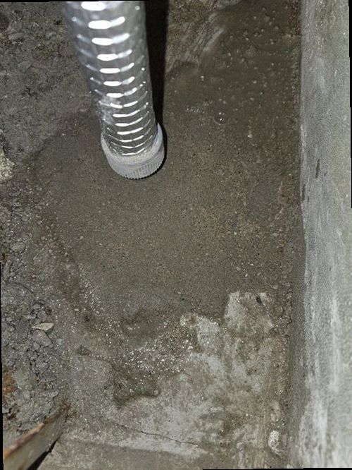 영통구 누수탐지 천장 물자국과 벽면 누수 흔적을 비교하는 현장 점검 모습