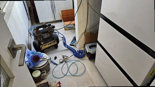 영통구 누수탐지 천장과 벽면의 누수 흔적을 확인하는 모습