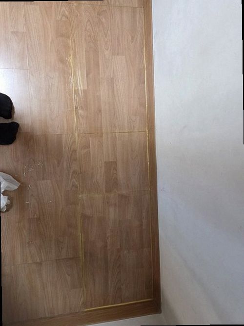영통구 누수탐지 거실 천장 얼룩과 벽면 젖음 범위를 비교하는 점검 모습