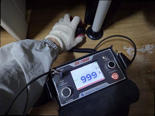 양천구 누수탐지 거실 천장 누수 흔적과 배관 구조를 확인하는 현장
