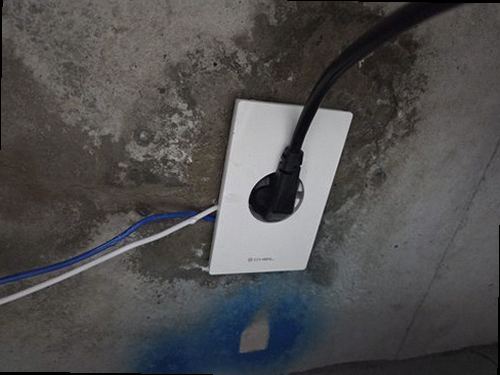 대전 중구 누수탐지 수도계량기 별침과 밸브를 확인하는 모습