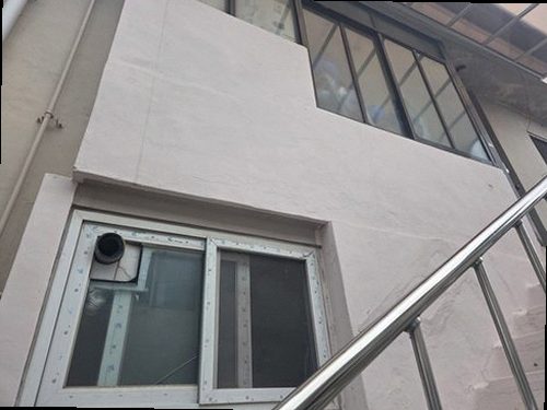 강남구 누수탐지 보수 후 건조와 코킹 처리가 완료된 베란다 벽면