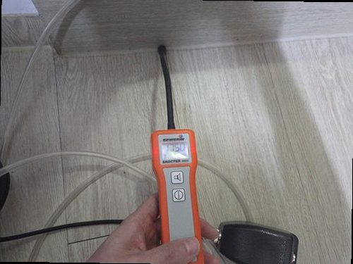 강남구 누수탐지 안방 천장에 발생한 누수 얼룩과 수분 측정 현장