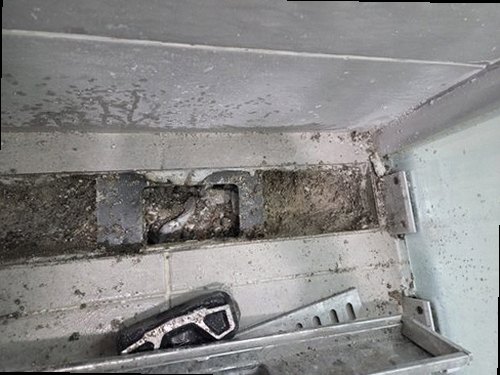 해운대구 누수탐지 베란다 창틀과 바닥의 물자국을 확인하는 현장 모습