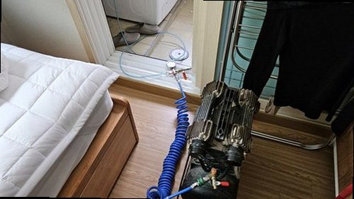 해운대구 누수탐지 보일러 배관에 압력 게이지를 연결해 상태를 확인하는 과정
