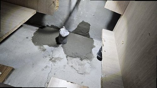 해운대구 누수탐지 수도계량기 별침과 보일러 배관을 확인하는 모습