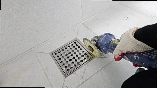 해운대구 누수탐지 욕실 천장 물자국과 타일 주변 누수 흔적 점검 모습