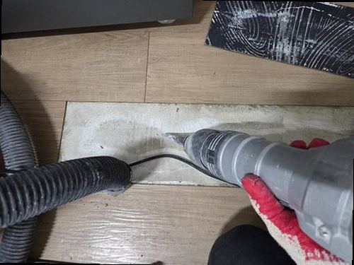 대전 동구 누수탐지 수도계량기와 천장 누수 흔적을 확인하는 모습