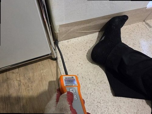 중원구 누수탐지 보일러 배관에 공압측정기를 연결해 압력 변화를 확인하는 장면