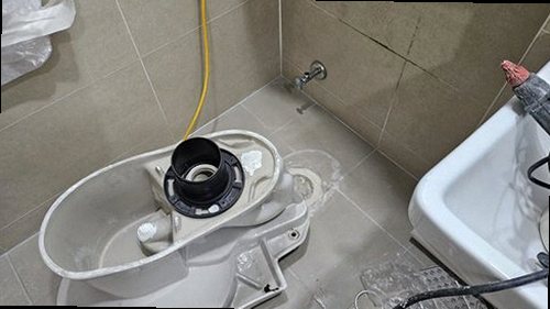 중원구 누수탐지 수도계량기 별침과 욕실 천장 누수 흔적을 비교하는 현장 점검