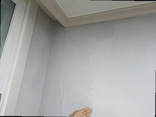 중원구 누수탐지 안방 벽지 변색과 천장 누수 흔적을 확인하는 모습