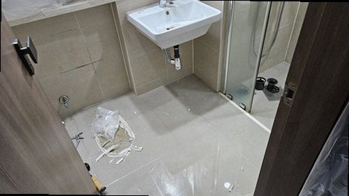 중원구 누수탐지 욕실 바닥 타일과 천장 누수 흔적을 확인하는 현장