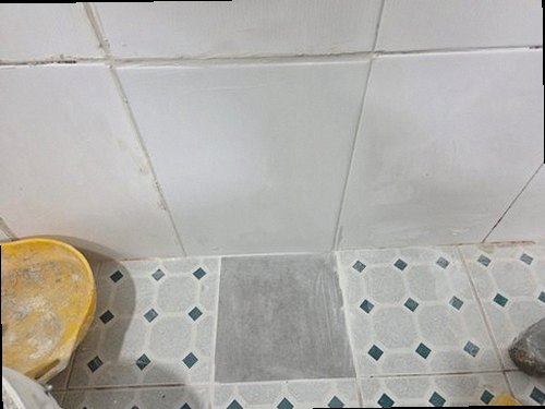 세종시 누수탐지 베란다 바닥과 창틀 주변의 누수 흔적을 확인하는 현장