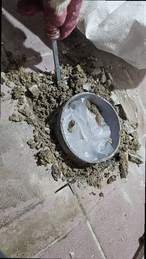 동두천 누수탐지 관로탐지와 청음탐지 결과를 바탕으로 바닥 굴착 위치를 표시한 모습