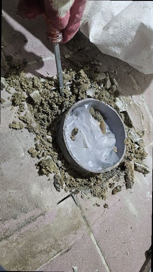 연천 누수탐지 천장과 벽 접합부에 번진 누수 흔적을 확인하는 모습