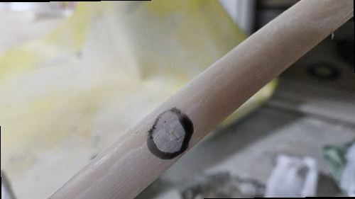 일산서구 누수탐지 수도계량기와 실내 누수 흔적을 확인하는 모습