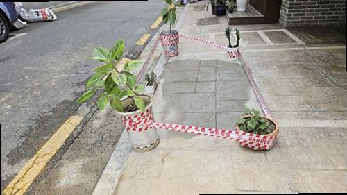 일산서구 누수탐지 수도계량기 별침과 보일러 배관을 확인하는 모습