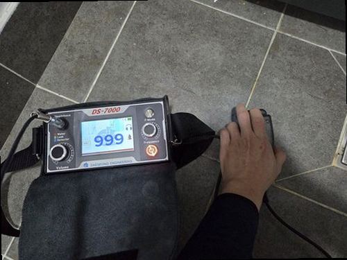 일산서구 누수탐지 공압검사와 가스탐지 장비를 사용해 배관 누수 위치를 좁히는 모습