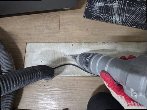 덕양구 누수탐지 보일러 인근 배관에 공압 측정 장비를 연결한 모습