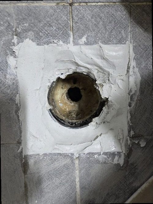 덕양구 누수탐지 벽지와 천장에 나타난 누수 흔적을 확인하는 현장