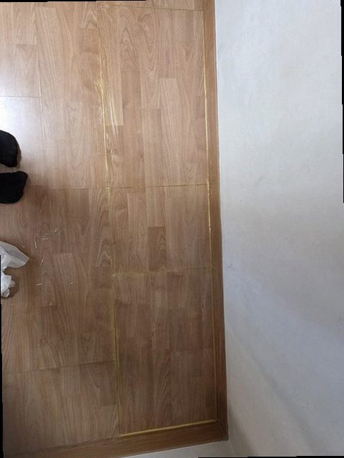 덕양구 누수탐지 벽면과 바닥의 누수 위치를 청음탐지기로 확인하는 모습