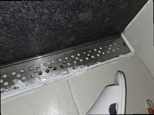 덕양구 누수탐지 욕실 천장과 벽면의 누수 흔적을 확인하는 모습