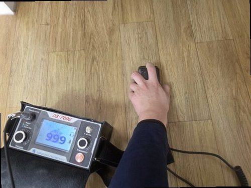 덕양구 누수탐지 천장 누수 흔적과 물고임 상태를 확인하는 모습