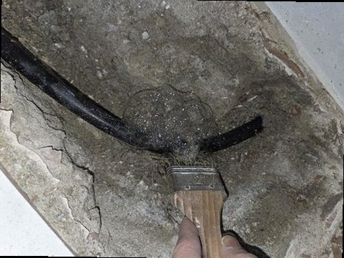 광진구 누수탐지 벽면의 누수 흔적과 젖은 마감재를 확인하는 모습