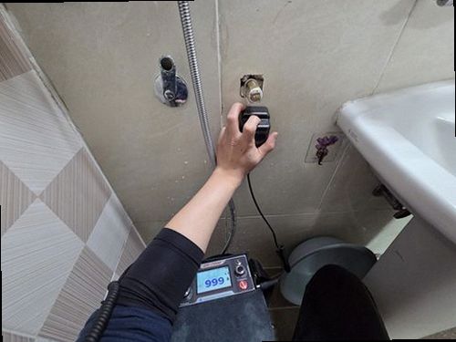 연제구 누수탐지 천장 물자국과 욕실 배관 누수 원인을 비교하는 현장 점검 모습